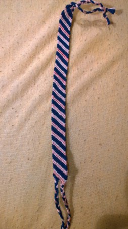 Tmavomodrá a dúhová ružová; Dĺžka náramku - 28 cm; Cena - 5 eur