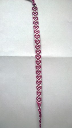 Biela s tmavoružovými srdiečkami; Dĺžka náramku - 31 cm; Cena - 4 eur