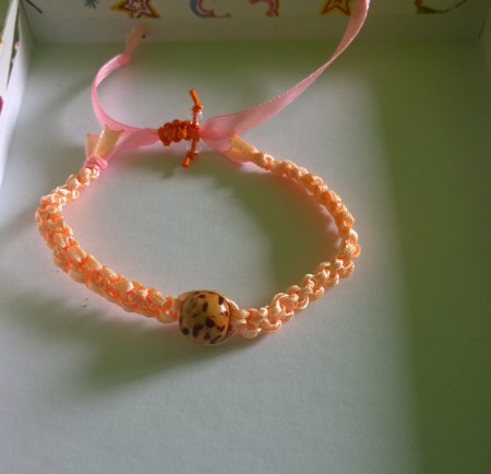 Vyrobený zo stužky; Cena - 4€; Veľkosť náramku je možné nastaviť pomocou sťahovacej šnúrky