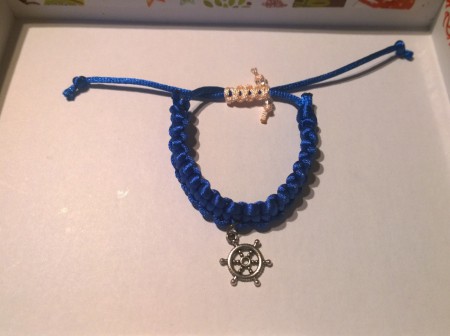 Cena - 4€; Veľkosť náramku je možné nastaviť pomocou sťahovacej šnúrky