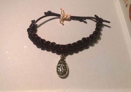 Tmavofialový; Cena - 4€; Veľkosť náramku je možné nastaviť pomocou sťahovacej šnúrky