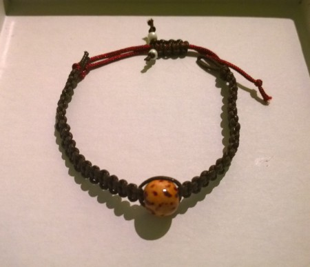 Farba - tmavohnedá s bordovou šnúrkou; Cena - 4€; Veľkosť náramku je možné nastaviť pomocou sťahovacej šnúrky