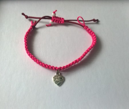 Náramok s príveskom "Made with Love"; Cena - 4 eur; Veľkosť náramku je možné nastaviť pomocou sťahovacej šnúrky