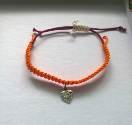 Cena - 4€; Veľkosť náramku je možné nastaviť pomocou sťahovacej šnúrky