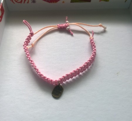 Prívesok s nápisom "Made with love"; Cena - 4€; Veľkosť náramku je možné nastaviť pomocou sťahovacej šnúrky