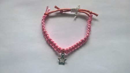 Cena - 4€; Veľkosť náramku je možné nastaviť pomocou sťahovacej šnúrky