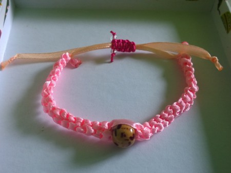 Vyrobený zo stužky; Cena - 4€; Veľkosť náramku je možné nastaviť pomocou sťahovacej šnúrky