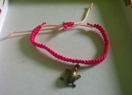 Cena - 4€; Veľkosť náramku je možné nastaviť pomocou sťahovacej šnúrky