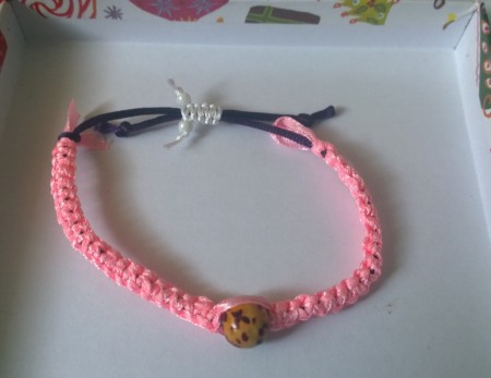 Cena - 4€; Veľkosť náramku je možné nastaviť pomocou sťahovacej šnúrky