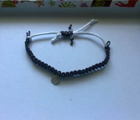 Cena - 4€; Veľkosť náramku je možné nastaviť pomocou sťahovacej šnúrky