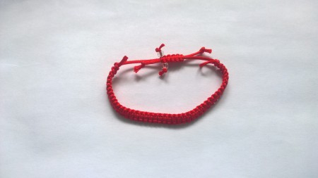 Cena - 4€; Veľkosť náramku je možné nastaviť pomocou sťahovacej šnúrky; vhodné pre dieťa